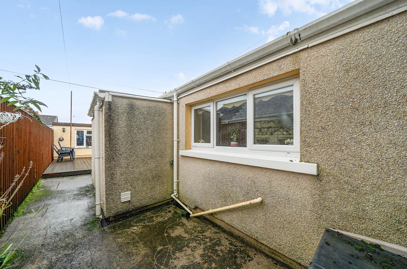 Heol Tregoning, Llanelli, SA15 2BD